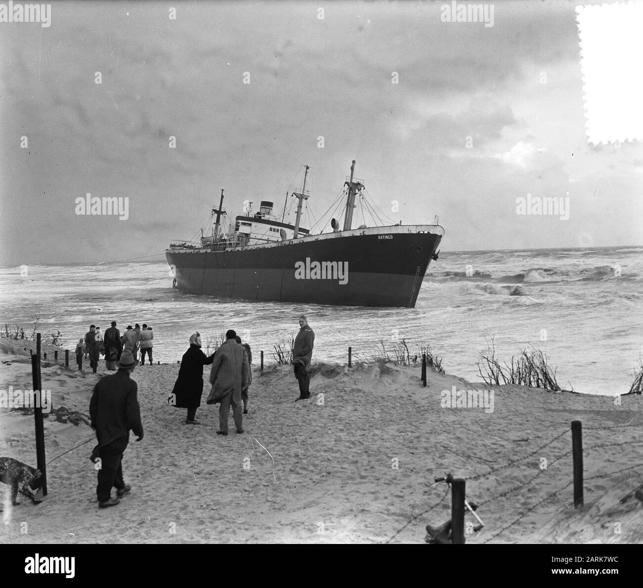 Tempête sur la côte bateau panaméen Watingo sur les montagnes de la plage Date: 22 décembre 1954 lieu: Montagnes, Panama mots clés: Bateaux, tempêtes, plages Nom personnel: MERGEN Banque D'Images