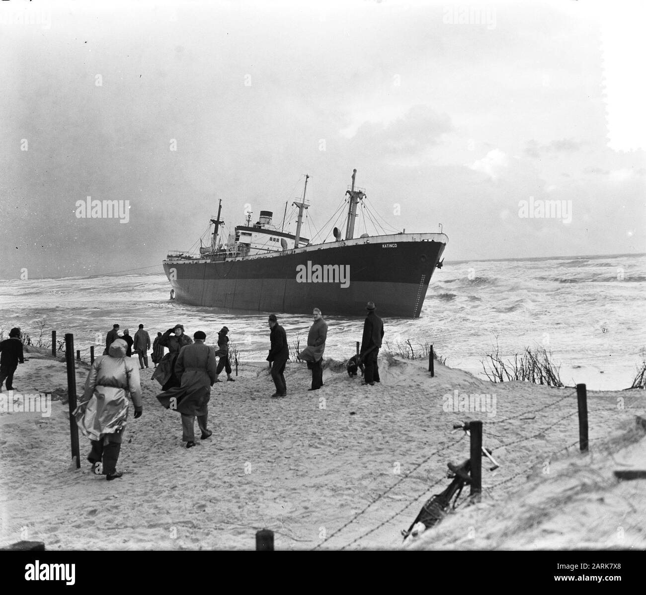 Tempête sur la côte bateau panaméen Watingo sur les montagnes de la plage Date: 22 décembre 1954 lieu: Montagnes, Panama mots clés: Bateaux, tempêtes, plages Nom personnel: MERGEN Banque D'Images