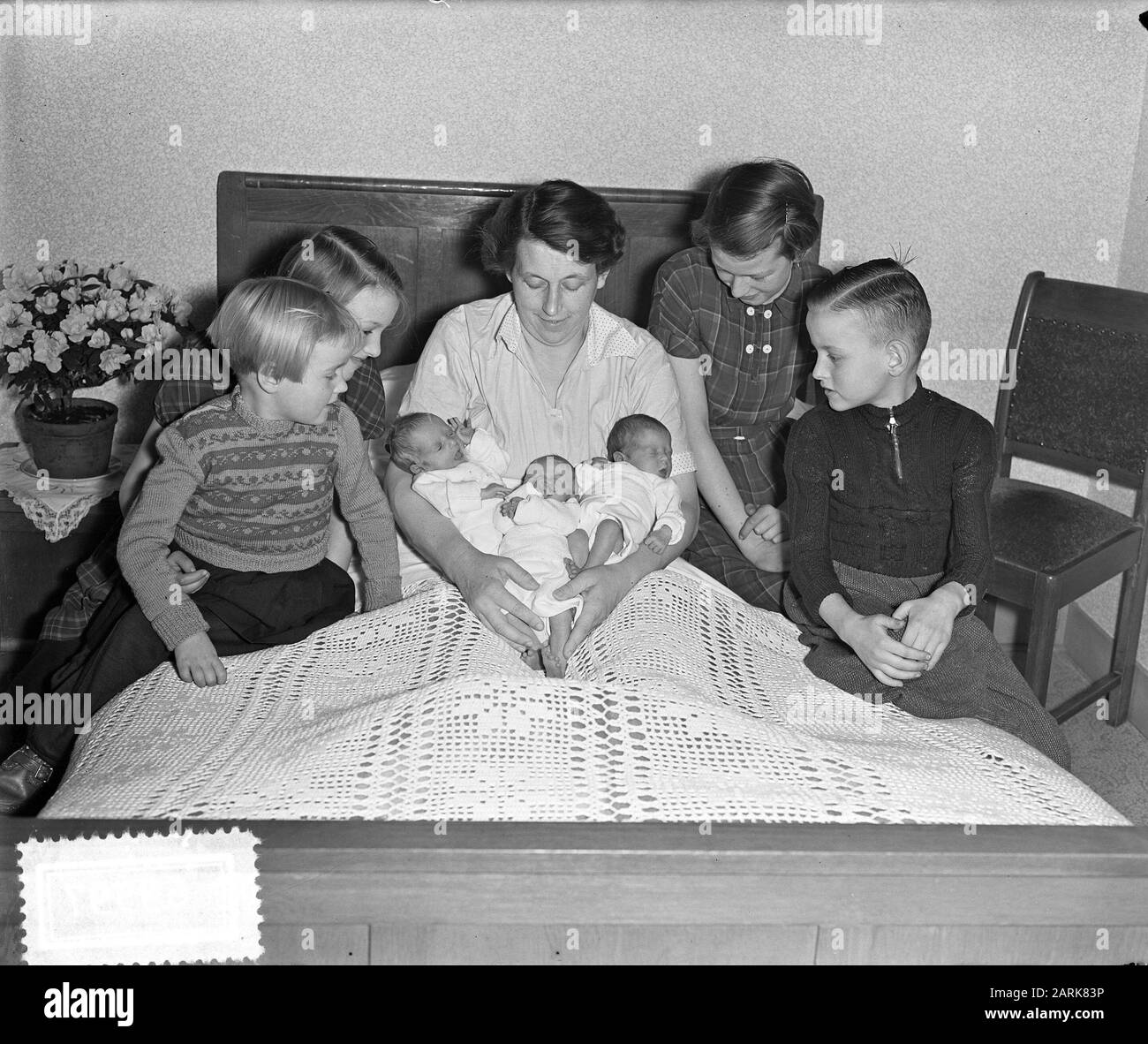 Triplés à Oudenbont nés le 23 janvier 1955 mère avec son nouveau-né et d'autres enfants Date : 28 janvier 1955 mots clés : enfants, triplés, mère Banque D'Images