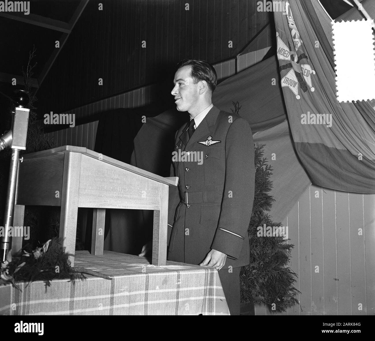 H. Brevelet pilote belge qui a effectué une cargaison d'urgence réussie à Eindhoven et sauvé quelques enfants Date: 3 février 1955 lieu: Eindhoven mots clés: Enfants, honneurs, pilotes Nom personnel: H. Brevelet Banque D'Images