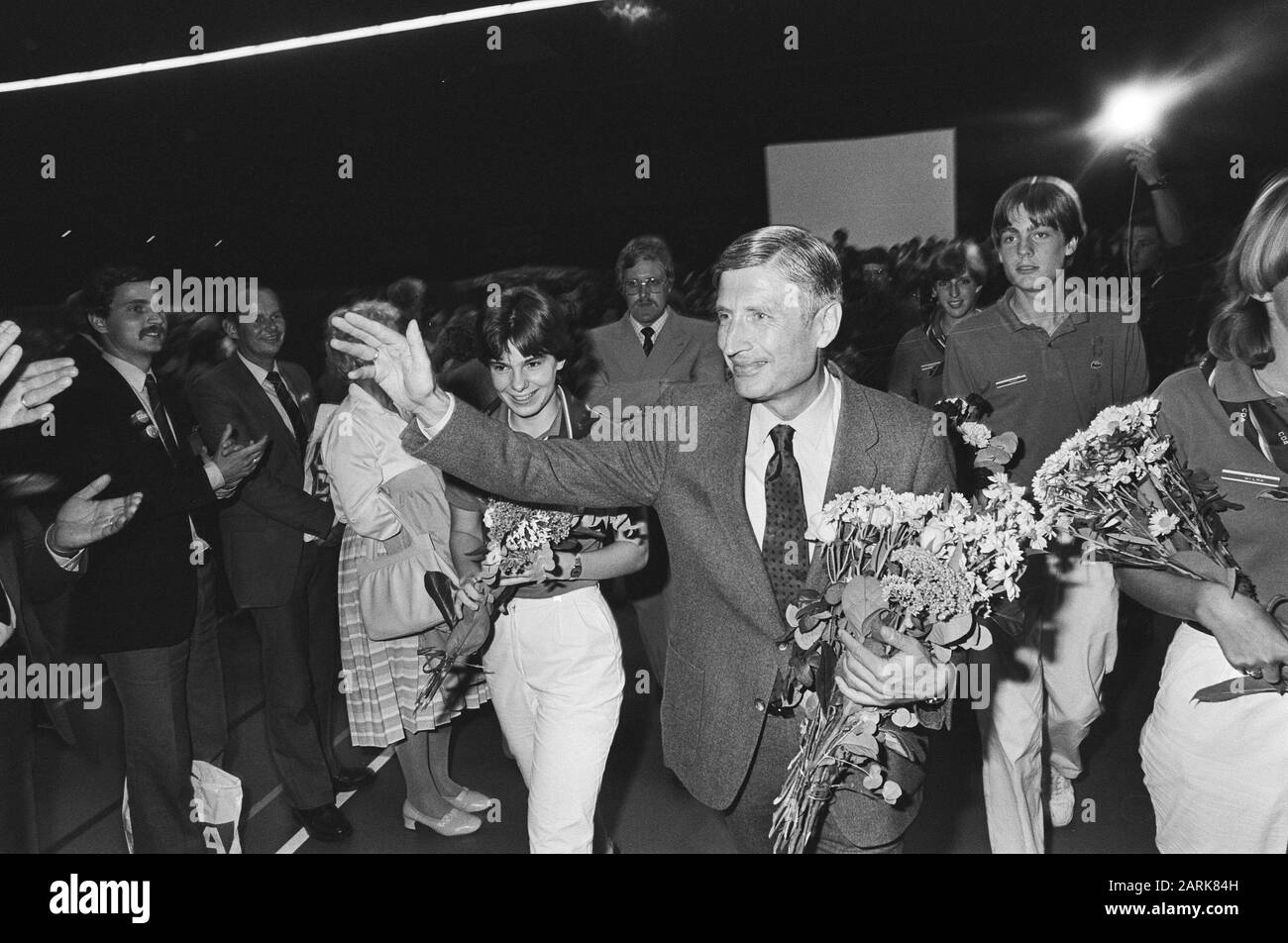 Réunion électorale CDA Nijmegen, affectation CDA; Van Agt waving with flowers Date: 6 septembre 1982 lieu: Nijmegen mots clés: Election meetings Nom de l'institution: CDA Banque D'Images