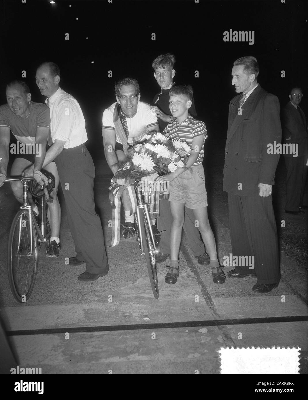 Grand prix d'Amsterdam Van Vliet gagne, Maspes félicite Date: 18 août 1955 lieu: Amsterdam, Noord-Holland mots clés: Cyclen Nom personnel: Van Vliet Banque D'Images