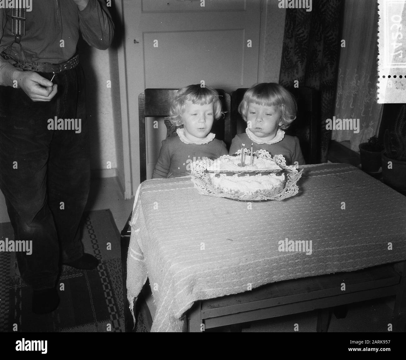 Dutch siamese jumeaux 2 ans, Folkje en Tjitske de Vries Date: 8 novembre 1955 mots clés: Siamese Twins Nom personnel: Folkje, Vries, Tjitske de Banque D'Images