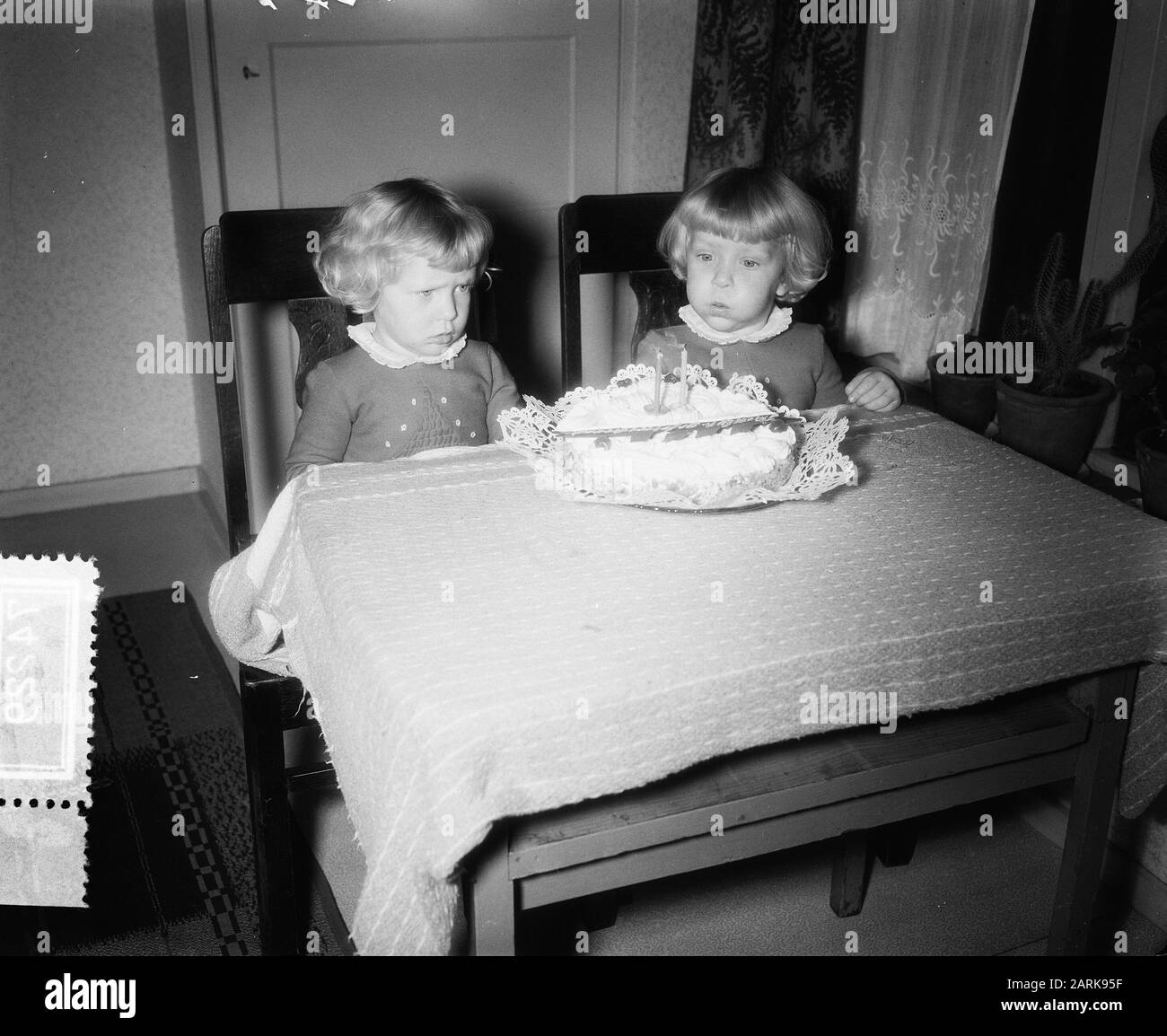 Dutch siamese jumeaux 2 ans, Folkje en Tjitske de Vries Date: 8 novembre 1955 mots clés: Siamese Twins Nom personnel: Folkje, Vries, Tjitske de Banque D'Images