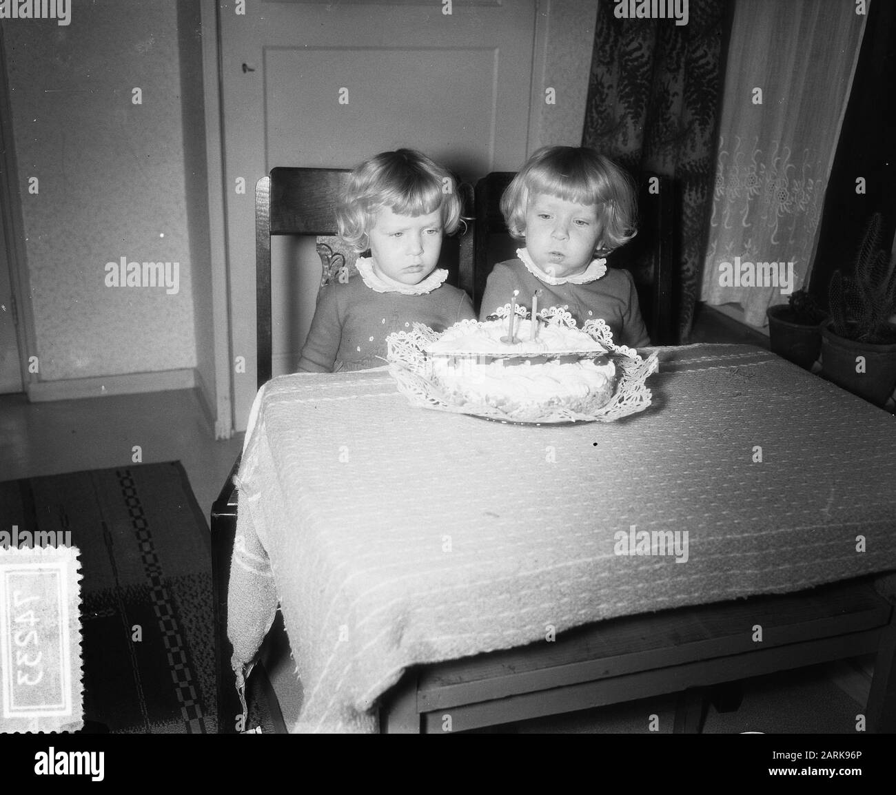 Dutch siamese jumeaux 2 ans, Folkje en Tjitske de Vries Date: 8 novembre 1955 mots clés: Siamese Twins Nom personnel: Folkje, Vries, Tjitske de Banque D'Images