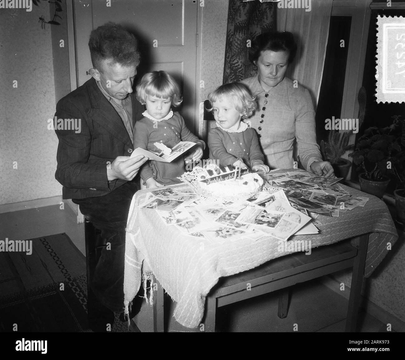 Dutch siamese jumeaux 2 ans, Folkje en Tjitske de Vries Date: 8 novembre 1955 mots clés: Siamese Twins Nom personnel: Folkje, Vries, Tjitske de Banque D'Images