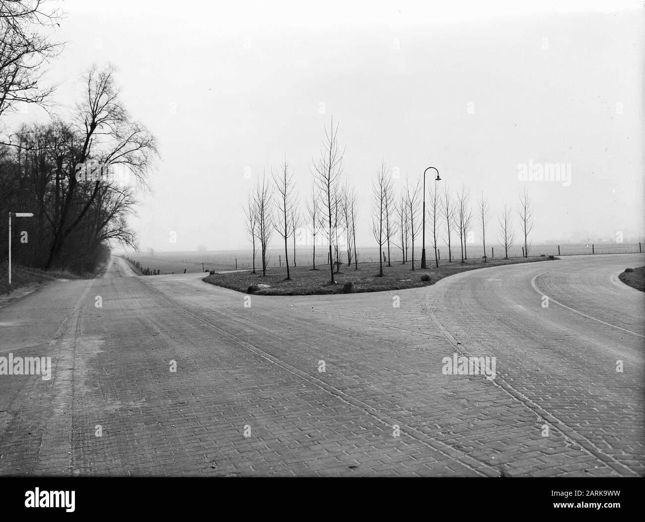 Plantation de routes, poplars, Lexisveer Date: Non daté lieu: Lexisveer mots clés: Poplars, plantation de routes Banque D'Images Plantation de routes, poplars, Lexisveer Date: Non daté lieu: Lexisveer mots clés: Poplars, plantation de routes Banque D'Images