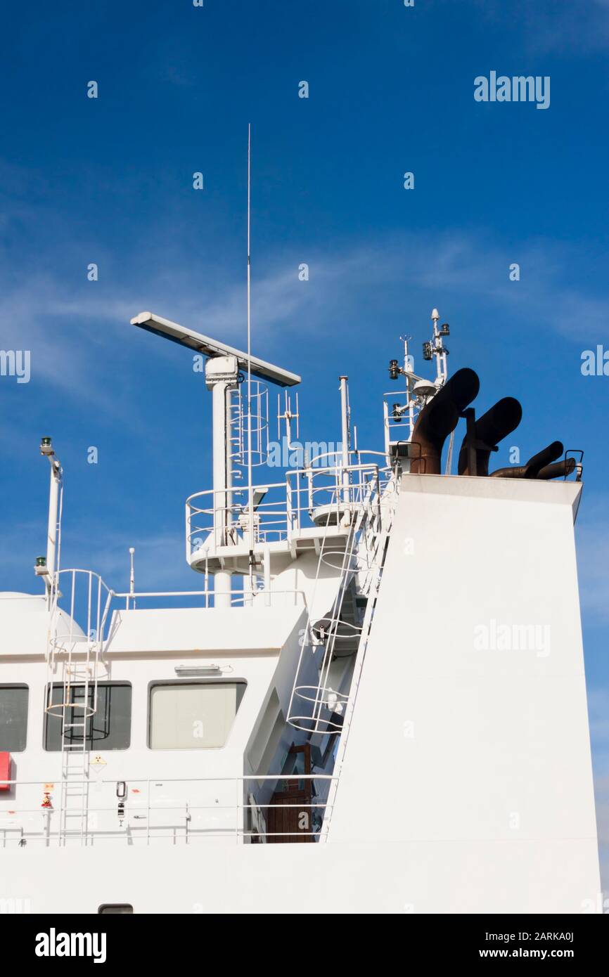 Tour de guet, antennes, radar, anémomètre et autres équipements de communication et de navigation sur le pont de commande d'un navire. Banque D'Images