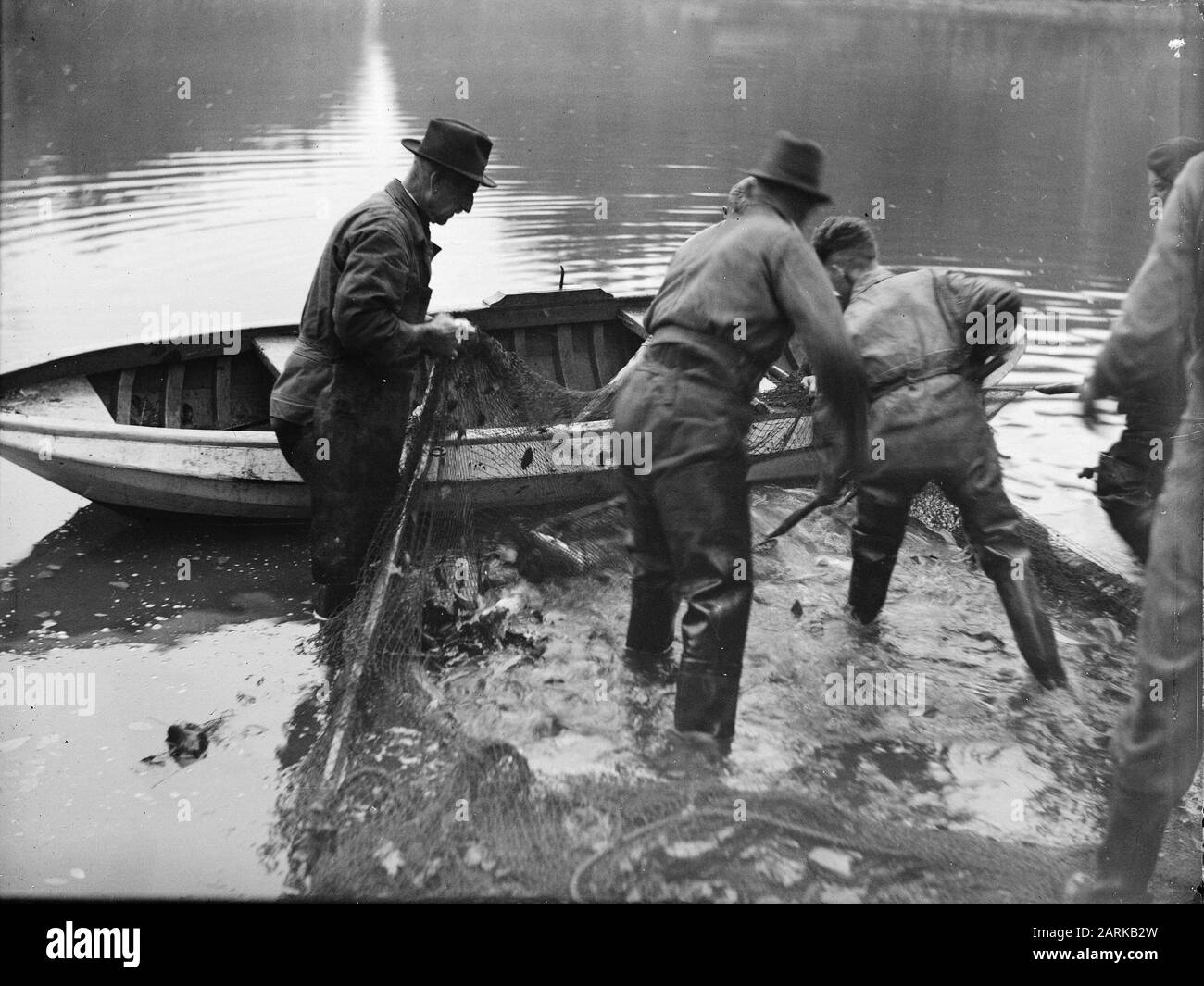 [Les poissons sont pris de l'étang dans le parc Sonsbeek à Arnhem] Date: Non daté lieu: Arnhem, Gelderland mots clés: Pêche, parcs, étangs Banque D'Images