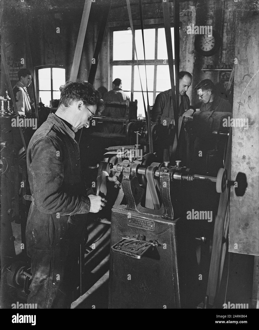 Industrie de la chaussure Industrie de la chaussure Date : 12 novembre 1945 mots clés : usines, industrie, chaussures Banque D'Images