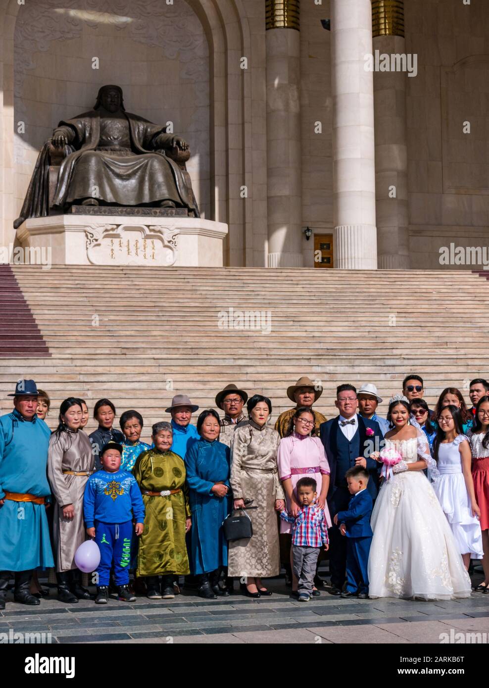 Photo de la fête de mariage avec mariée et marié, place Sükhbaatar, Oulan-Bator, Mongolie Banque D'Images