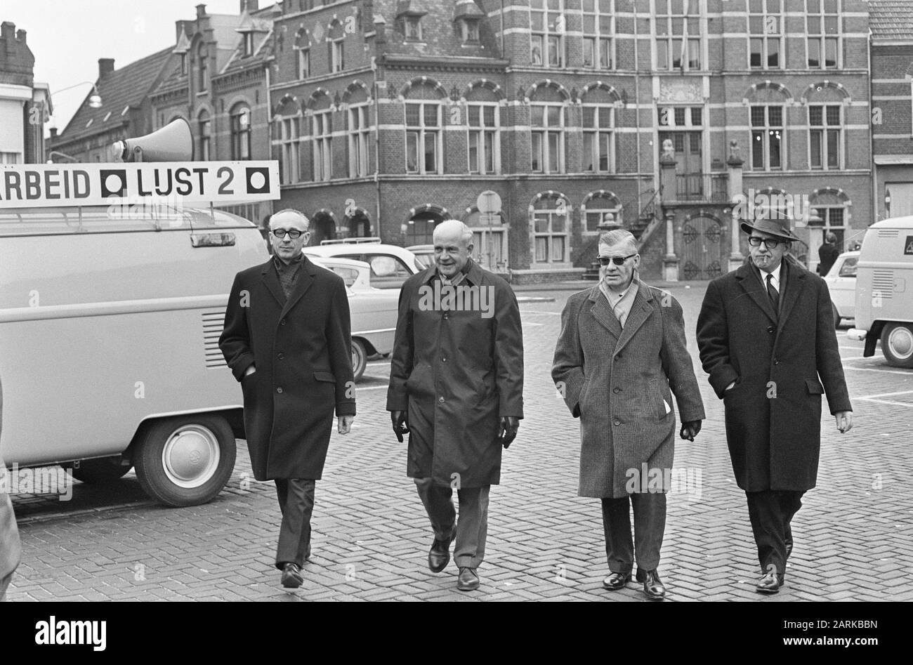 Electoral Caravaan PvdA in Noord-Limbourg, numéro 4 Tans Nederhorst en conversation Date: 24 janvier 1967 lieu: Limbourg mots clés: Élections Nom personnel: Nederhorst, Tans, Sjeng Banque D'Images