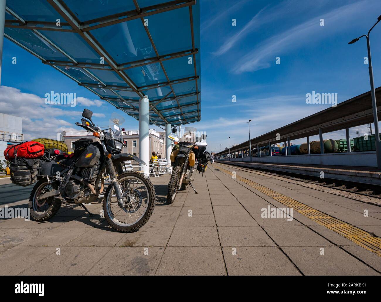 Stationnement de motos de tourisme sur la plate-forme de la gare, gare d'Ulaanbaatar, Mongolie Banque D'Images