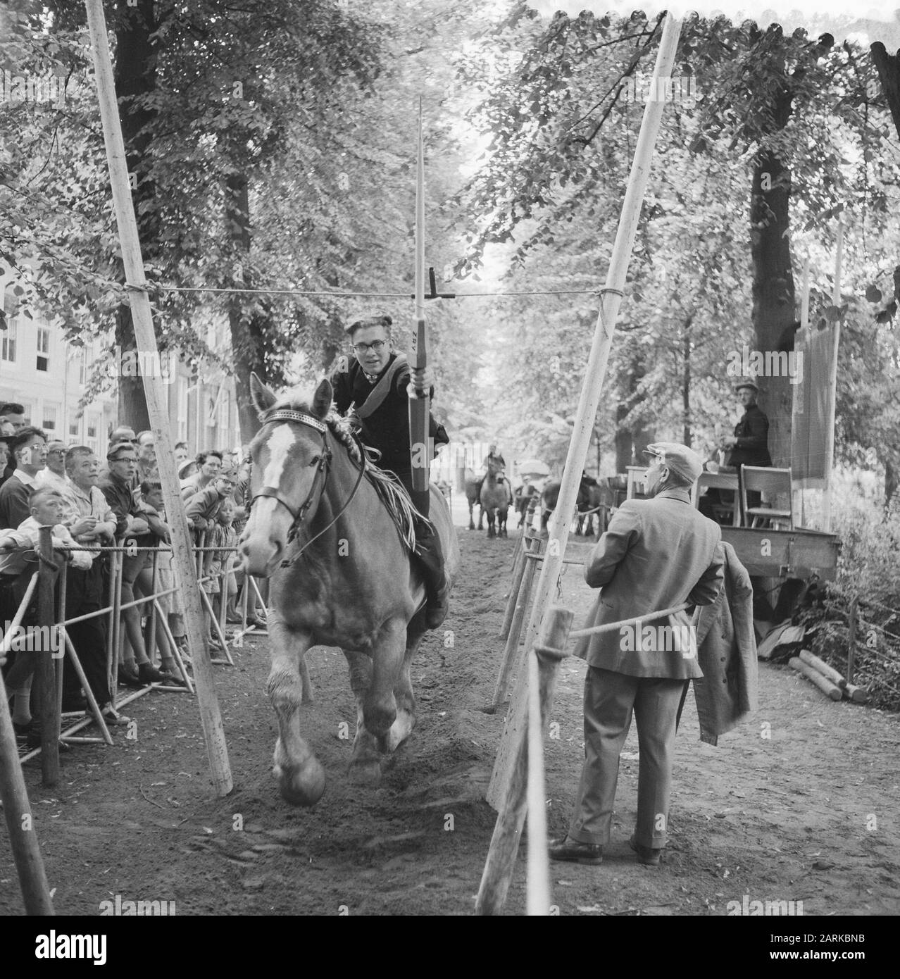 Points de suture à Middelburg Date: 21 juillet 1960 lieu: Middelburg, Zeeland mots clés: RINGSTICK Banque D'Images Points de suture à Middelburg Date: 21 juillet 1960 lieu: Middelburg, Zeeland mots clés: RINGSTICK Banque D'Images