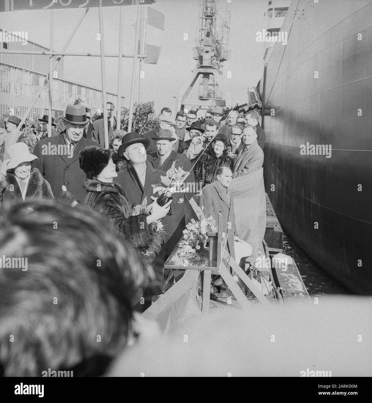 Le plus grand néerlandais construit Esso Hampshire baptisé par Mme L.W. Elliot (épouse du vice-président de Stand. Oil Company) On Veroline Date: 14 Mars 1962 Lieu: Rotterdam, Zuid-Holland Mots Clés: Dopingen Nom De L'Institution: Standard Oil Company, Veroline Banque D'Images