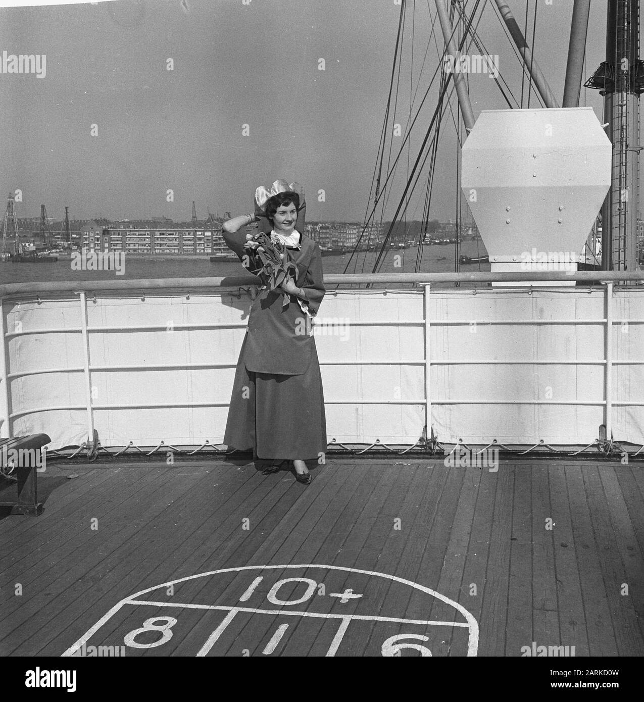 Tulipes-départs de la H.A.L. Rotterdam Annotation: H.A.L. signifie Holland America Line Date: 16 mars 1962 lieu: Rotterdam, Zuid-Holland mots clés: Excursions en bateau, tulipes Banque D'Images