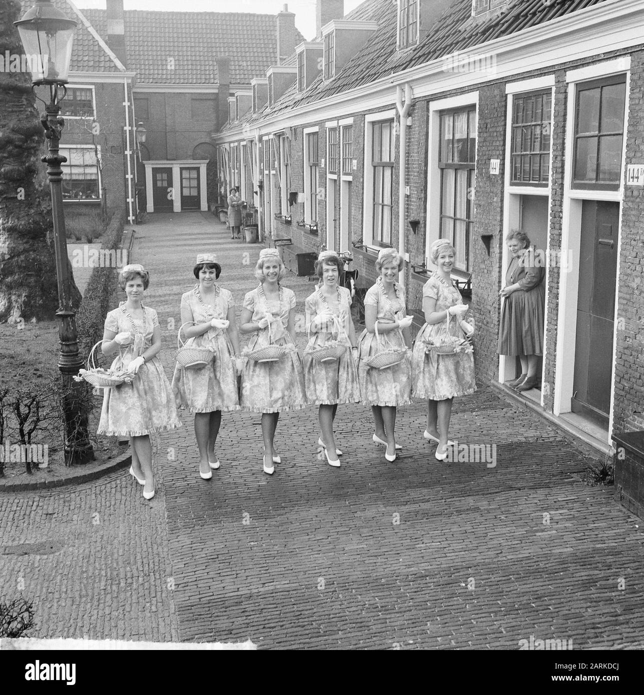 Les filles de fleurs d'Haarlem en costume neuf, leurs nouvelles robes de coton Boussac. Quelques filles à la Proveniershofje à Haarlem Date : 18 mars 1963 lieu : Haarlem mots clés : FLEURS FILLES Banque D'Images