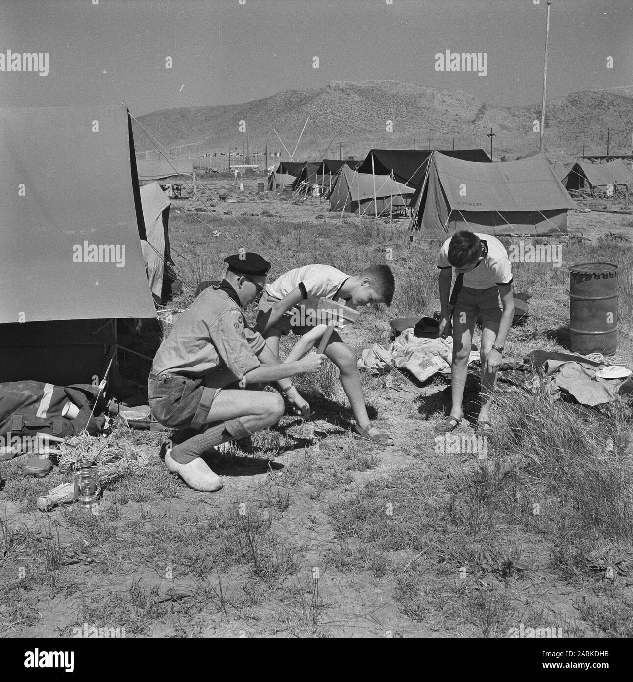 Jamboree 1963 À Marathon Grèce. Ad Verhaar de Rotterdam sur les sabots mettant en place sa tente Date: 12 août 1963 lieu: Grèce mots clés: Tentes Nom de l'institution: Jamboree Banque D'Images