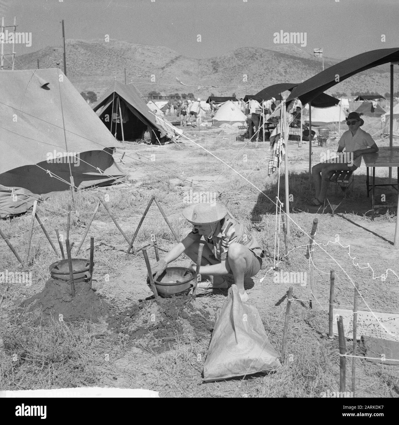 Jamboree 1963 À Marathon Grèce. Cuisine sur charbon de bois garçons de Londres Date: 12 août 1963 lieu: Grèce mots clés: Garçons, cuisiniers Nom de l'établissement: Jamboree Banque D'Images