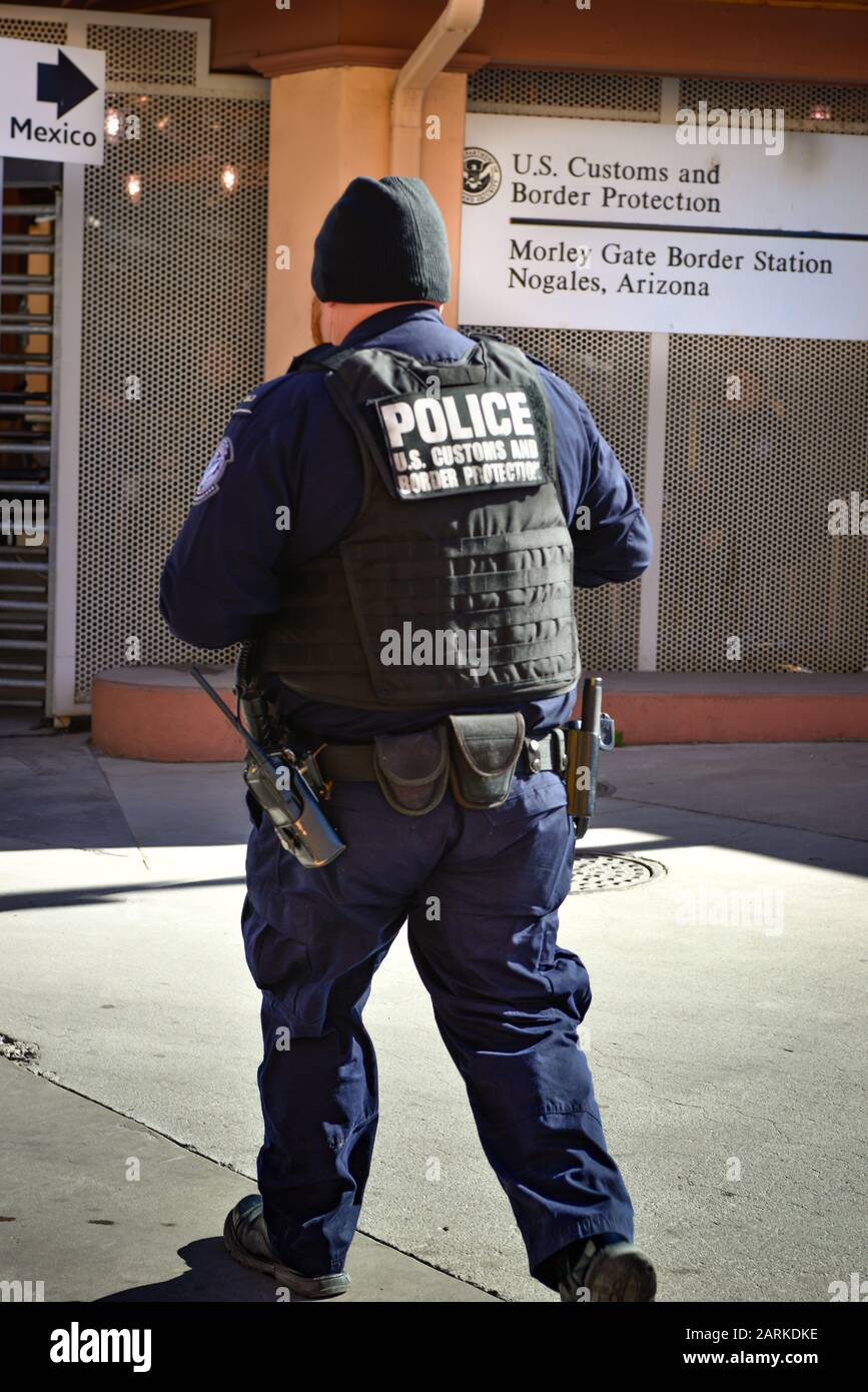 Vue arrière d'un policier américain des douanes et de la protection des frontières à la frontière américaine avec le Mexique au port d'entrée de Morley Gate à Nogales, AZ, États-Unis Banque D'Images