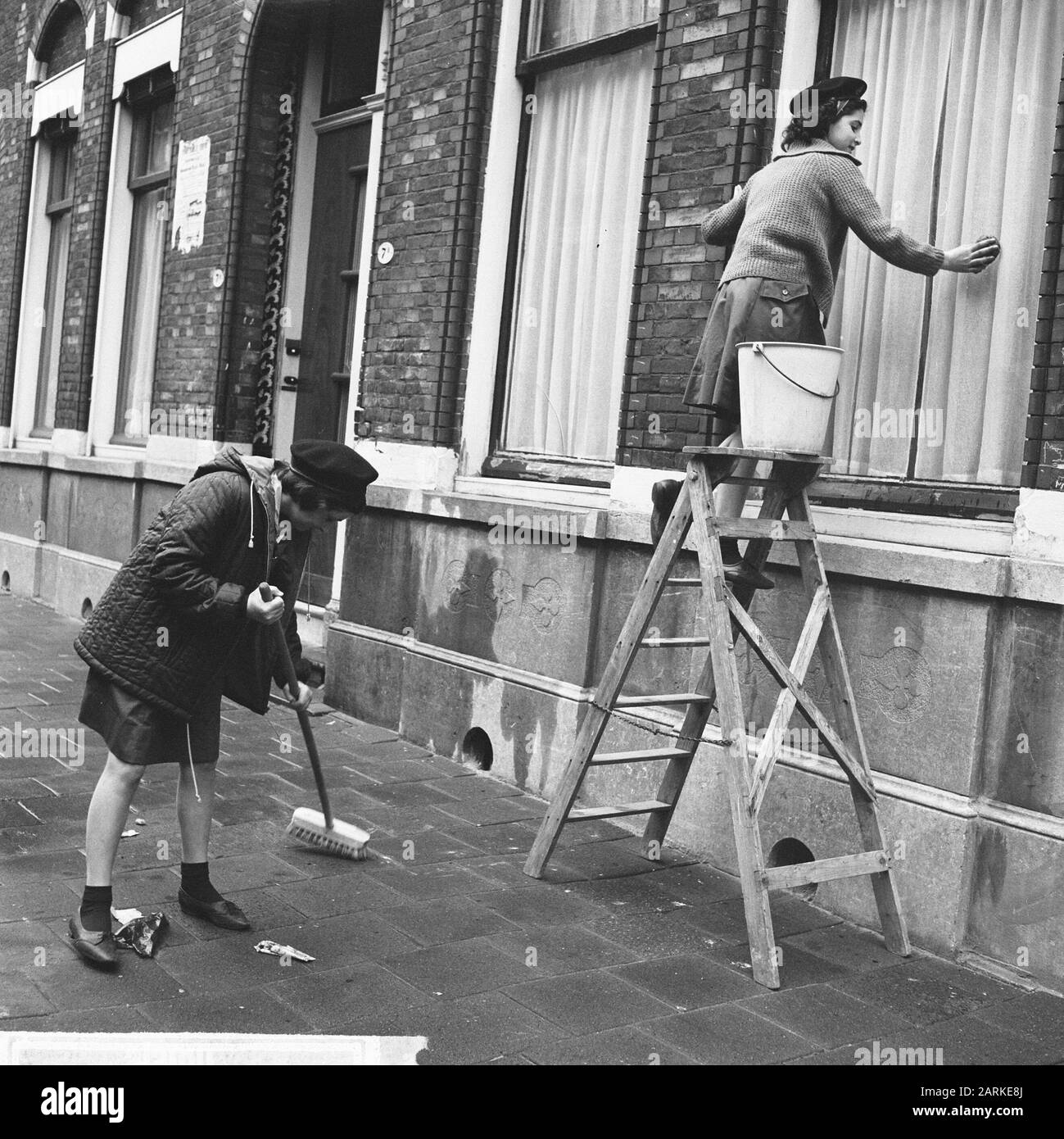 Heitje voor a chore, nettoyage des scouts à Rotterdam Date : 1 avril 1964 lieu : Rotterdam, Zuid-Holland mots clés : Schoonmakers Banque D'Images