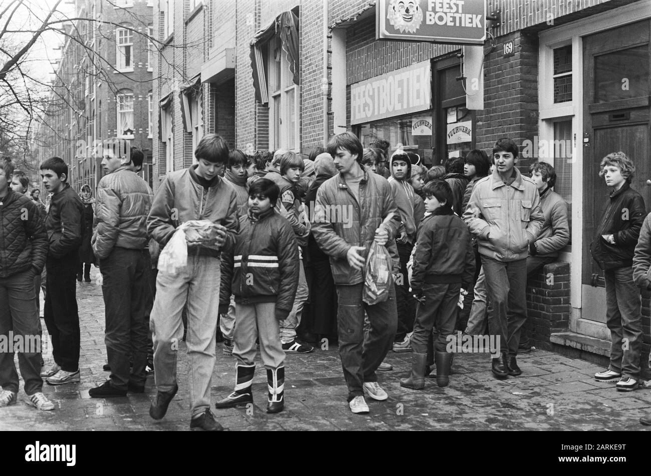 Les feux d'artifice de vente ont commencé. Garçons avec feux d'artifice alors que le reste est toujours en ligne Date: 28 décembre 1981 mots clés: Garçons, FEU D'ARTIFICE, ventes Banque D'Images