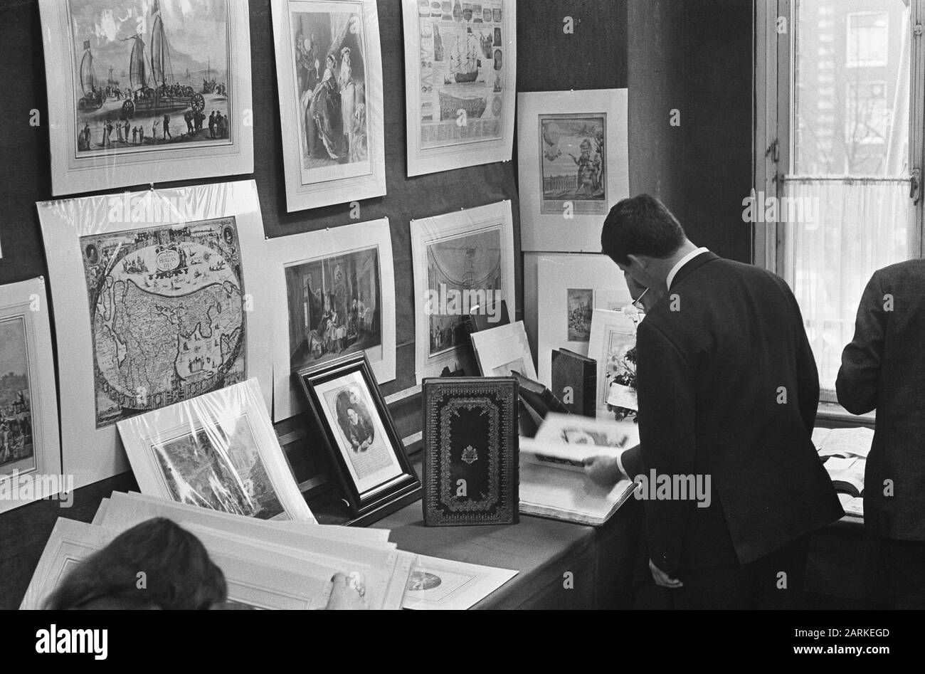 Exposition commerciale dans la construction de vente aux enchères de Paul Brand les quatre etchings de Rembrandt Date: 23 Novembre 1964 mots clés: EKING nom De La Personne: Rhin, Rembrandt de Banque D'Images