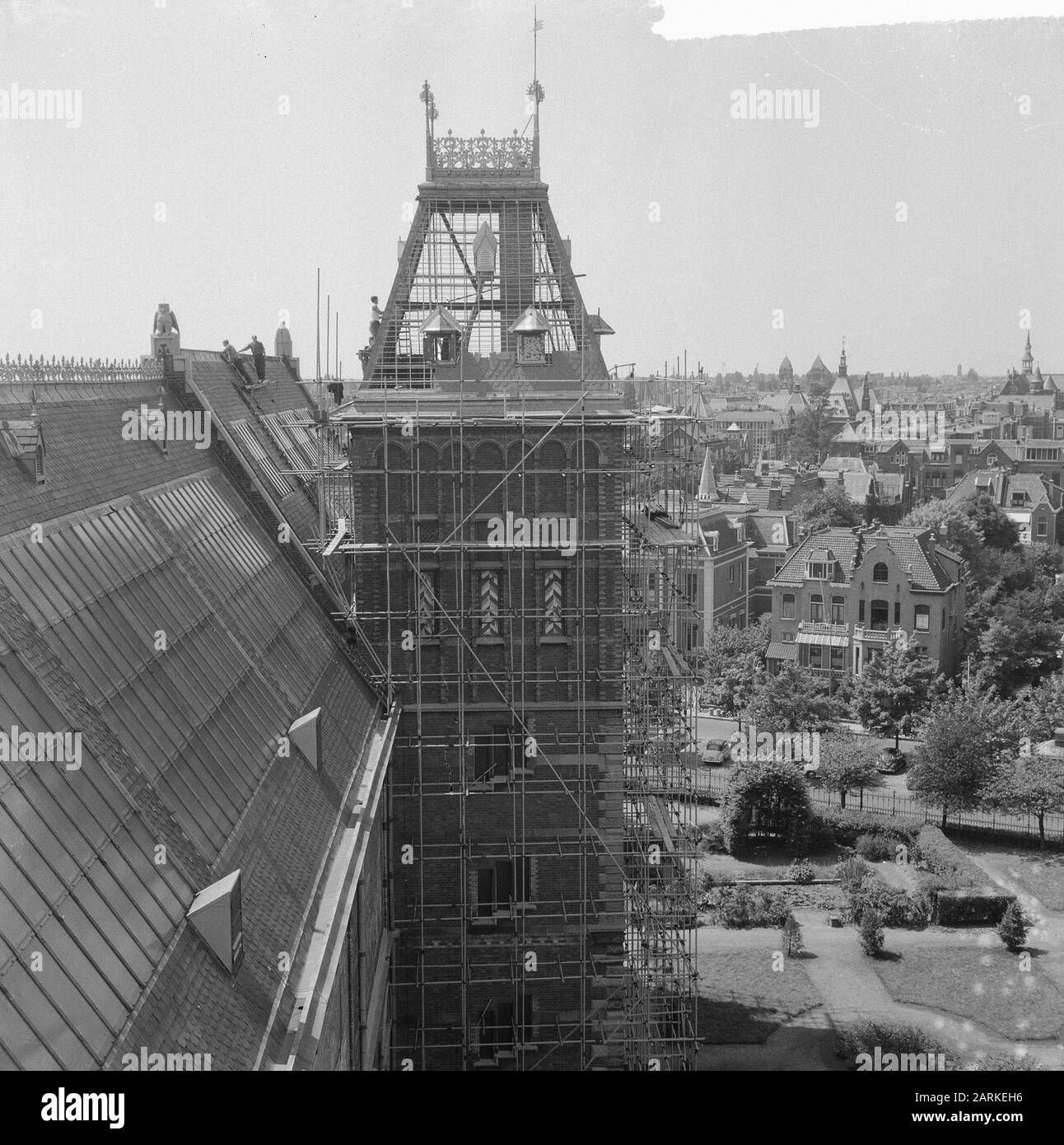 Tour du Rijksmuseum en révision, travaux sur la tour Date : 13 juillet 1964 mots clés : travaux, tours Nom de l'établissement : Rijksmuseum Banque D'Images