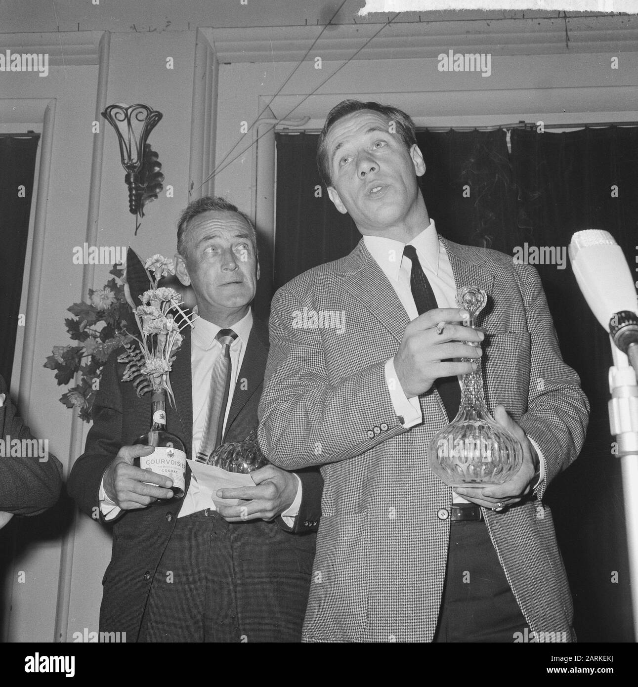 Golden Television Rings décernés à Rien van Nunen (à gauche) et Piet Römer dans la CPI Date: 19 septembre 1964 mots clés: Acteurs, acteurs personnel: Nunen, Rien van, Römer, Piet Nom de l'institution: ICC Banque D'Images