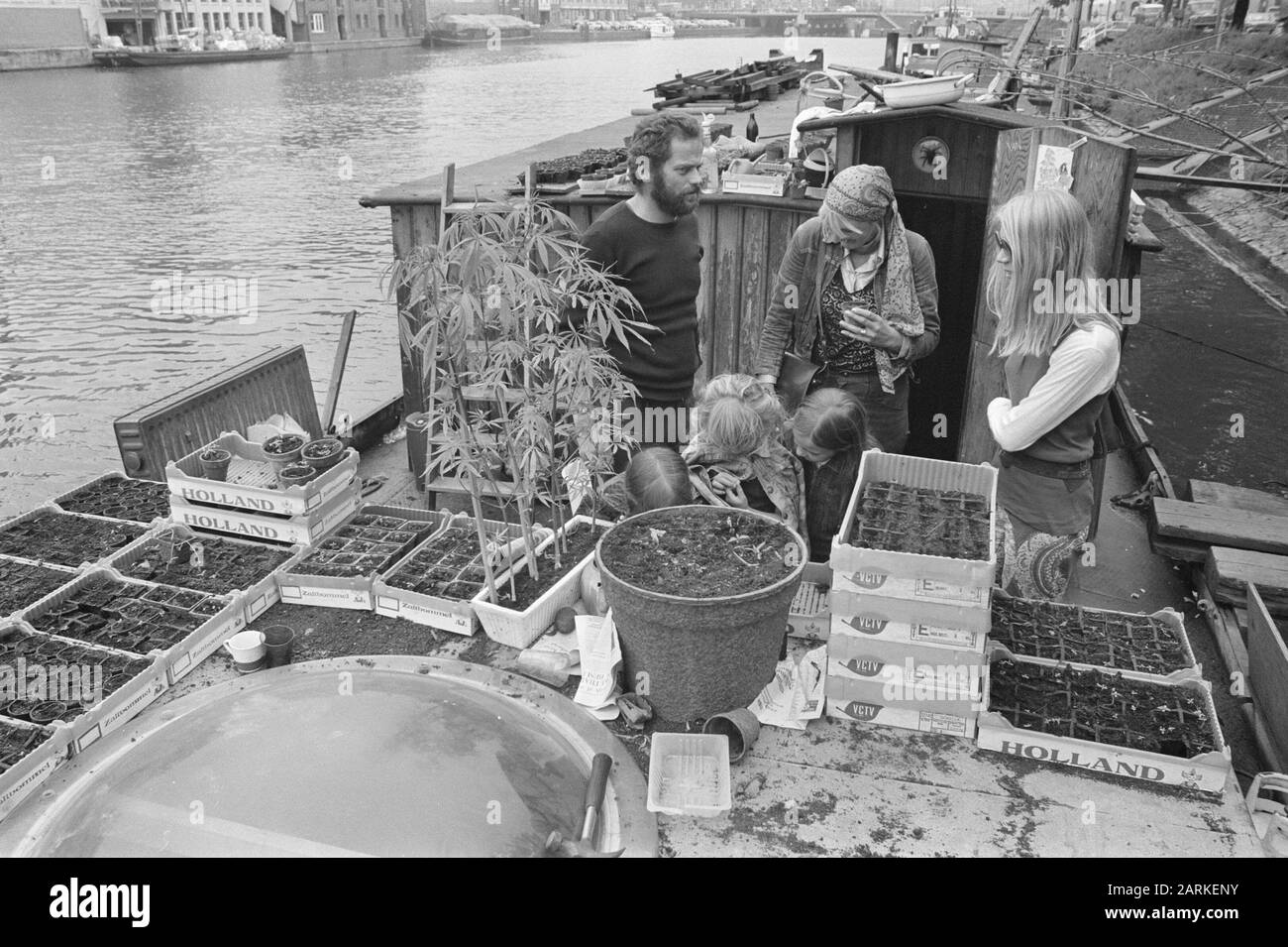 Vente de plantes de chanvre sur bateau, Oosterburgergracht Amsterdam Vendeur et clients Date: 10 juin 1971 lieu: Amsterdam, Noord-Holland mots clés: Culture de chanvre, bateaux, eau, houseboats Banque D'Images