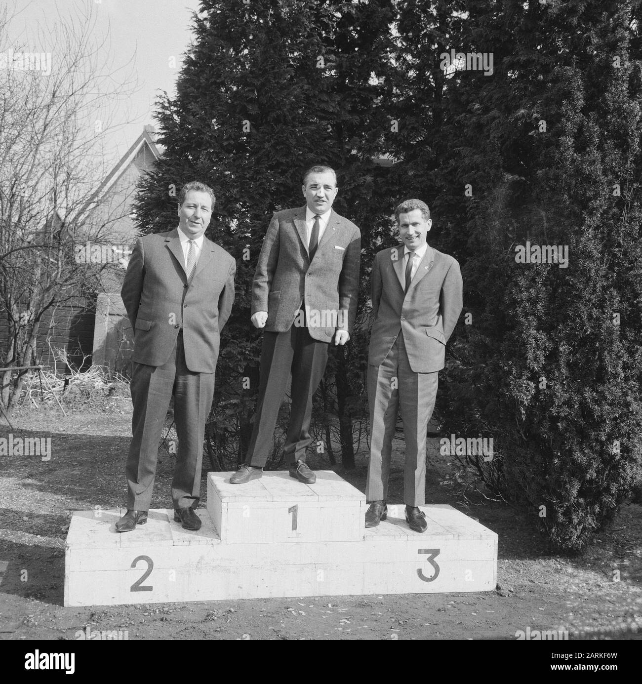 Cadre européen d'ancrage de championnat 47/1 à Apeldoorn, v.l.n.n. Spielman, Oosterhout en Wijnen Date: 14 mars 1965 lieu: Apeldoorn, Gueldre mots clés: CHAMPIENS, billard Nom De La Personne: Spielman Banque D'Images