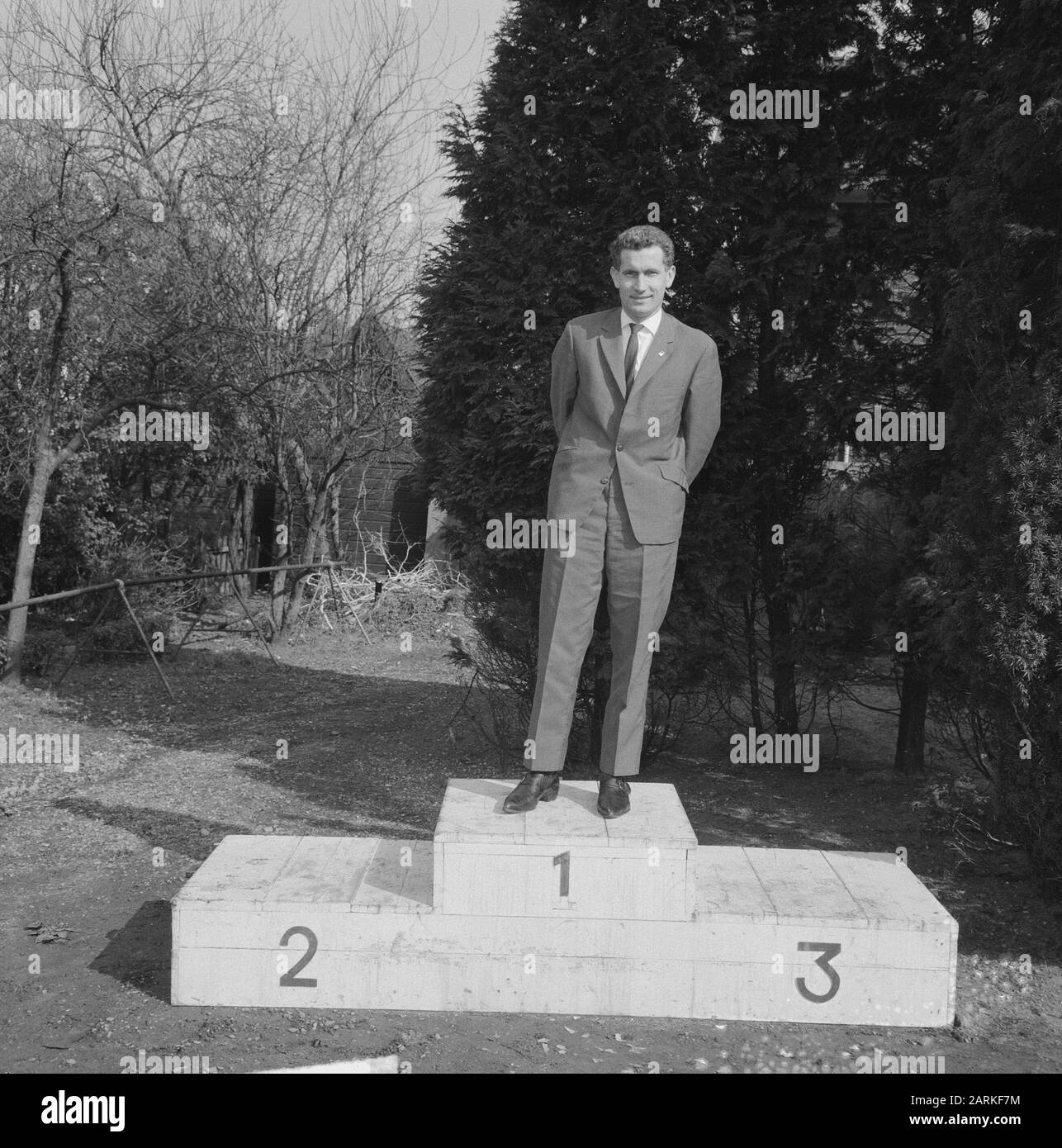 Cadre d'ancrage européen de championnat 47/1 à Apeldoorn, Laurent Boulanger champion cadre d'ancrage 47/1 ici frappé Date: 14 mars 1965 lieu: Apeldoorn, Gueldre mots clés: CHAMPITIES, Champions Banque D'Images