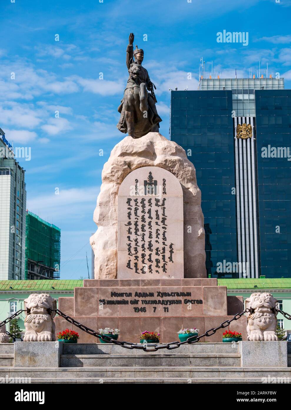 Statue équestre de Damdinii Sükhbaatar, fondateur du Parti Populaire mongol, place Sükhbaatar, Oulan-Bator, Mongolie Banque D'Images