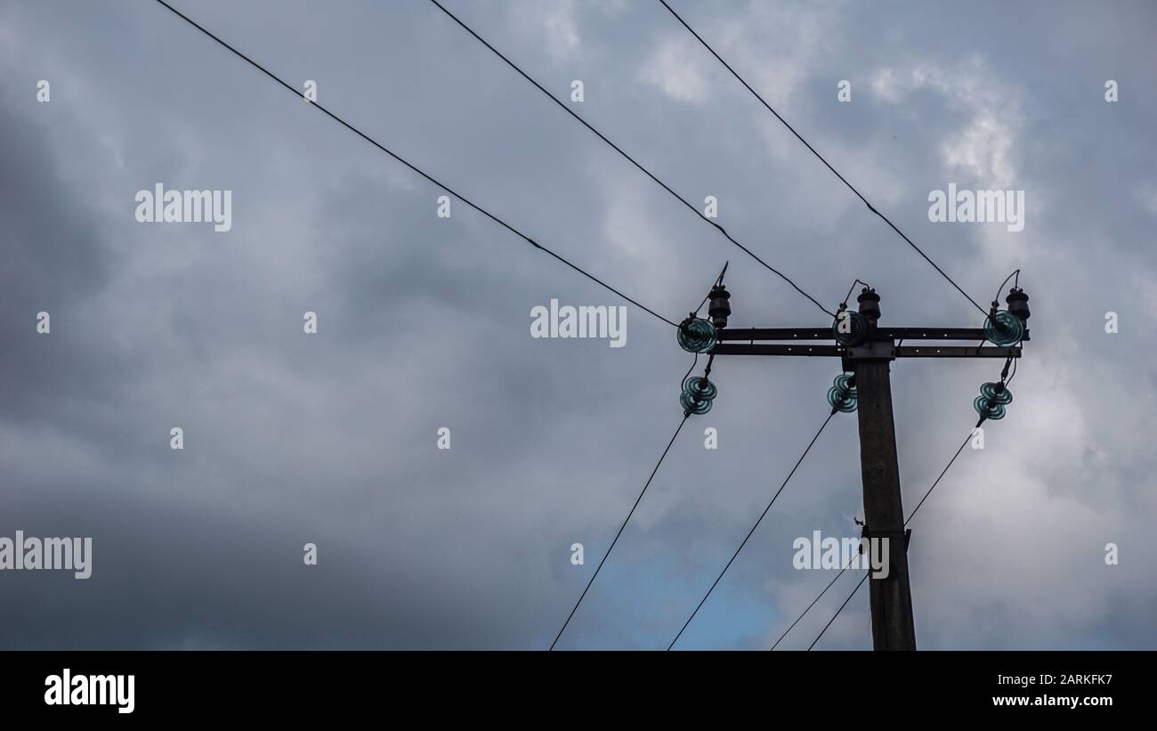 Gros plan de vieilles poteaux électriques par une journée claire d'été Banque D'Images