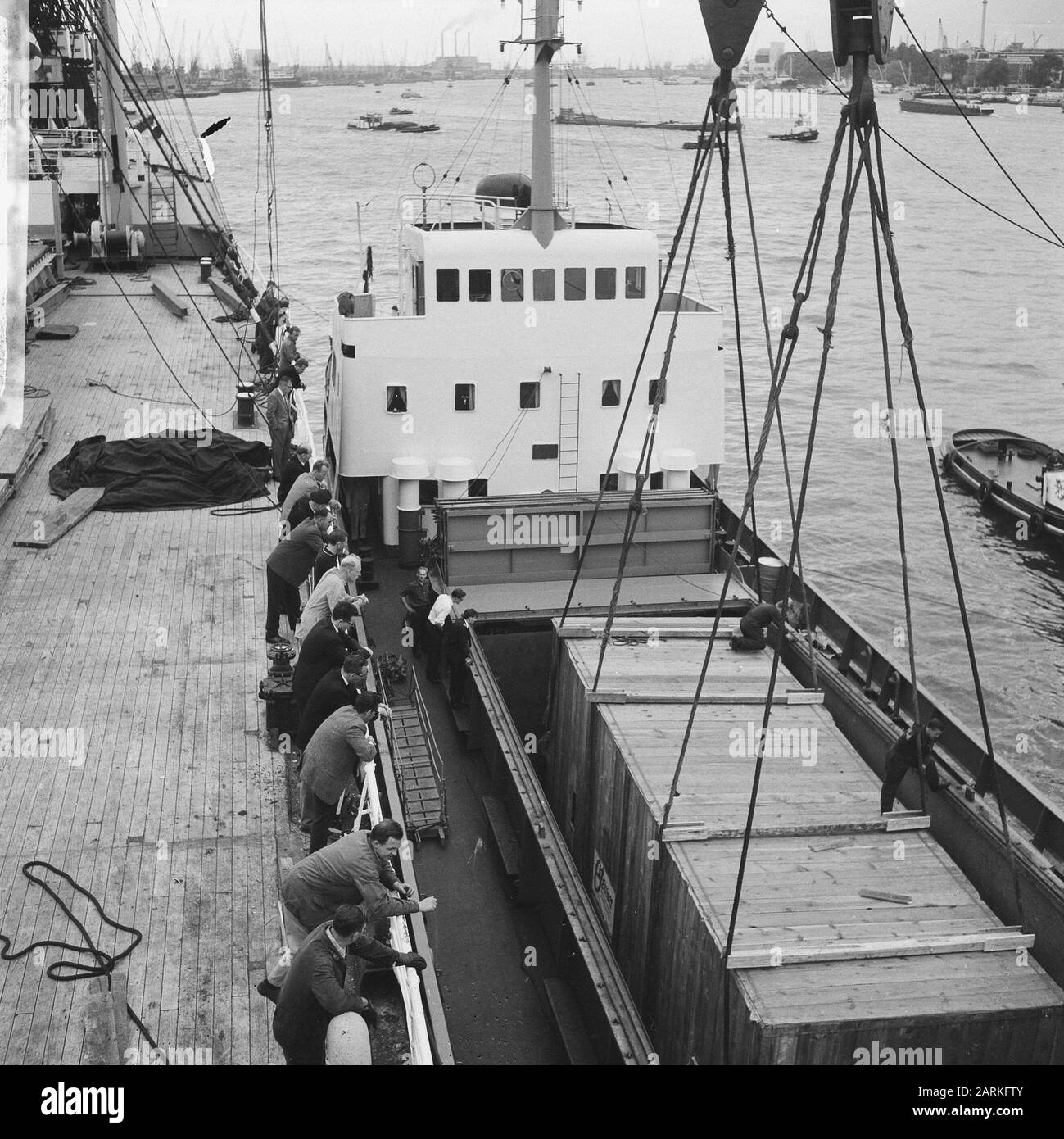 Levage spectaculaire, 90.000 compresseur de pondération a été vanté au quai HAL Date: 10 août 1965 mots clés: Ports, expéditions Banque D'Images