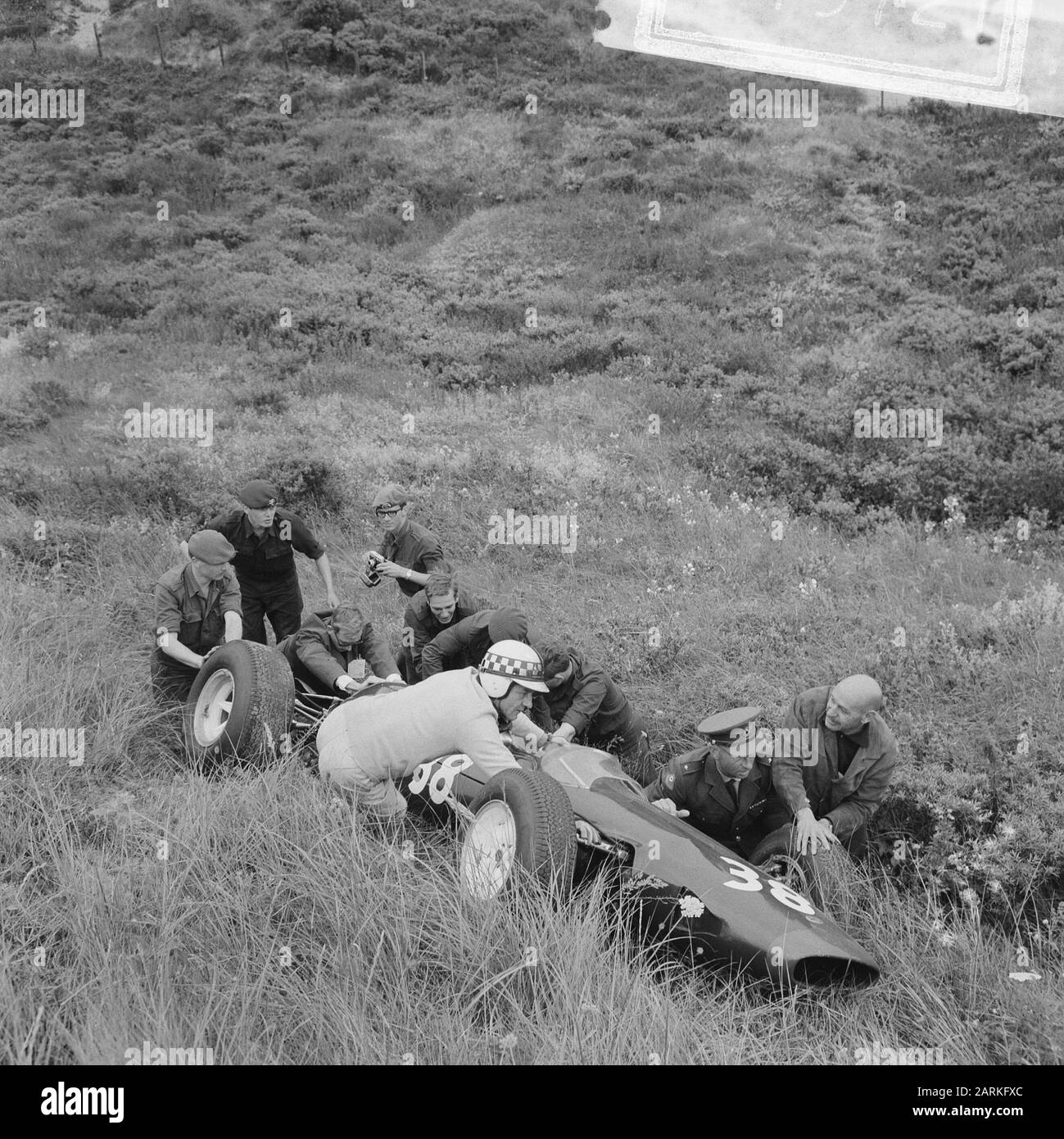 Training Zandvoort Grand Prix, seuls les soldats aidant le chauffeur Innes Ireland avec sa voiture perdue Date: 16 juillet 1965 lieu: Noord-Holland, Zandvoort mots clés: Motorsport Nom personnel: Irlande, Innes Banque D'Images