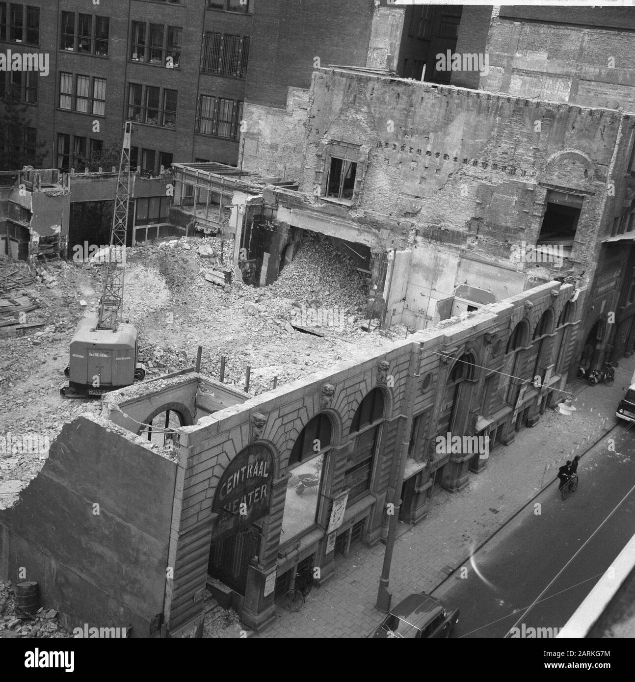 Démolition du Théâtre Centraal à l'Amstelstraat à Amsterdam théâtres, démolition Date: 8 octobre 1965 lieu: Amsterdam, Noord-Holland mots clés: Démolition, théâtres Banque D'Images