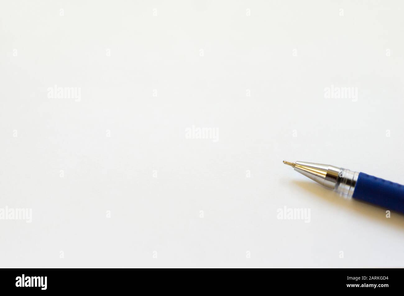 Feuille blanche avec stylo bille bleu. Lieu pour toute inscription Photo  Stock - Alamy