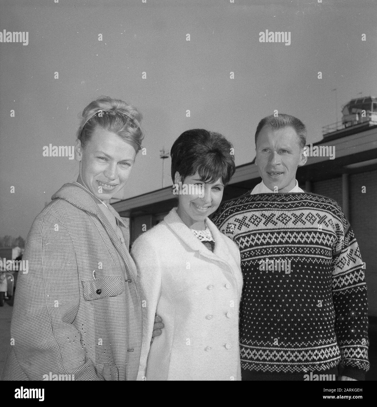 Arrivée des étoiles de glace à Schiphol V.l.n.n. Ludmilla Belousova, Petra Burka et Oleg Protopov Annotation: Dans la soirée, les étoiles de glace se déposeront à la patinoire de la Haye Date: 28 octobre 1965 lieu: Noord-Holland, Schiphol mots clés: Arrivée et départ, danse sur glace, patinage artistique Nom personnel: Belousova, Ludmilla, Burka, Petra, Protopopopov, Oleg Banque D'Images