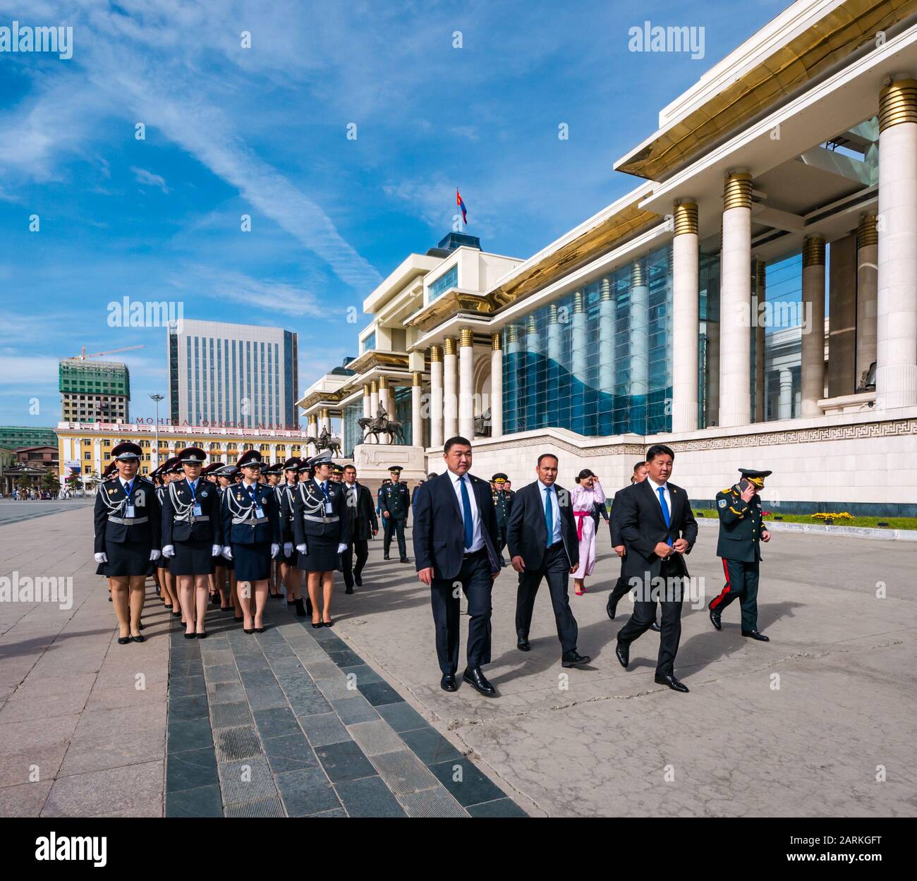 Des officiers de police de sexe féminin ont défilé lors d'une cérémonie avec Ukhnaagiin Khurelsukh, Premier ministre, Palais du gouvernement, place Sükhbaatar, Oulan-Bator, Mongolie Banque D'Images
