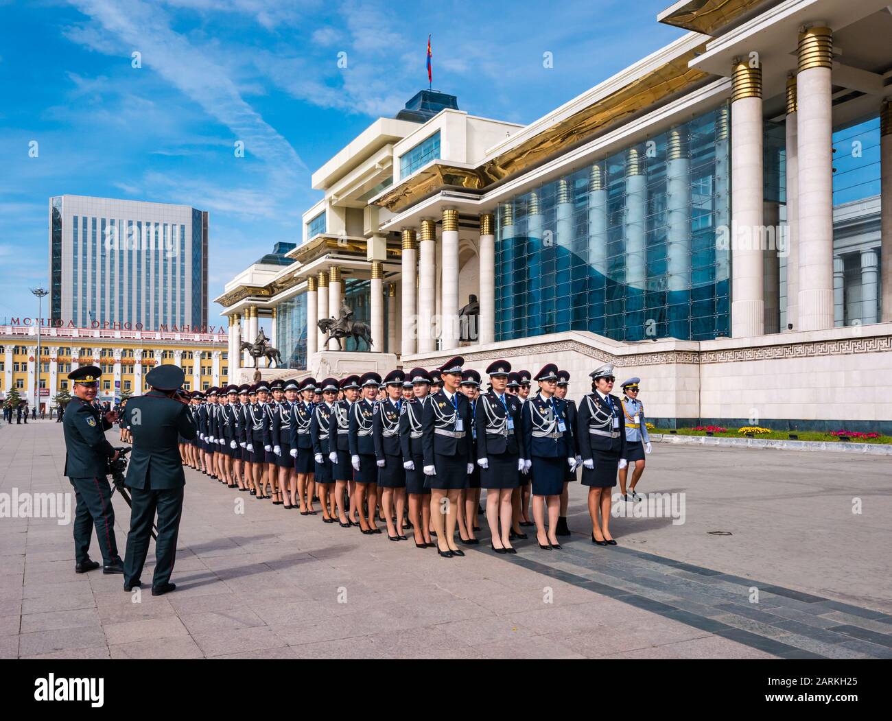 Des officiers de police ont défilé de cérémonie au Palais du Gouvernement, place Sükhbaatar, Oulan-Bator, Mongolie Banque D'Images