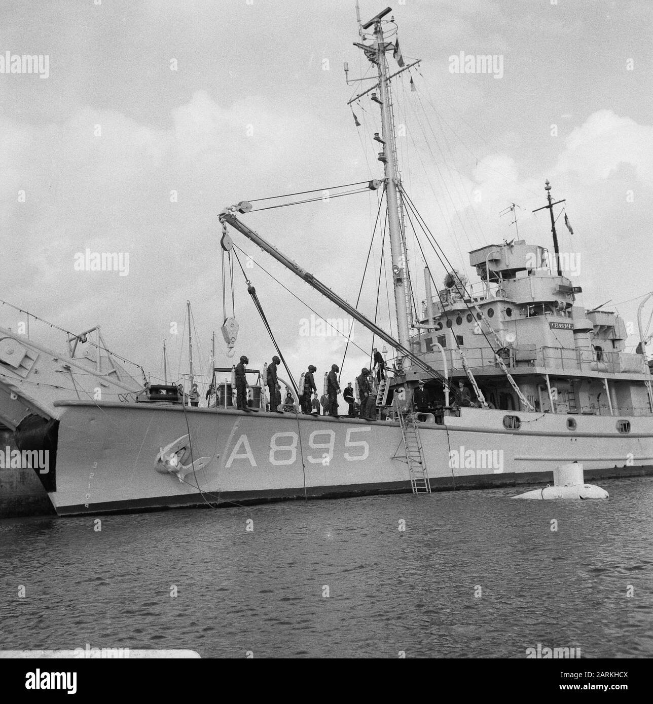Jours de flotte à Den Helder. Plongeurs à bord d'un bateau de plongée (numéro d'arc A895) Date : 5 août 1966 lieu : den Helder mots clés : plongeurs, marins Banque D'Images
