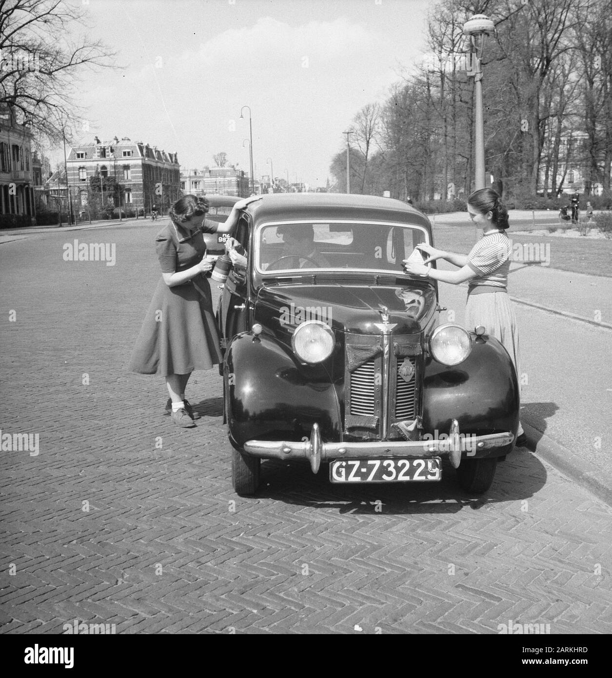 Fondation 40-45 bâtons sur les voitures autocollant de collection Date: 1 mai 1951 mots clés: Voitures, collections, fondations Banque D'Images