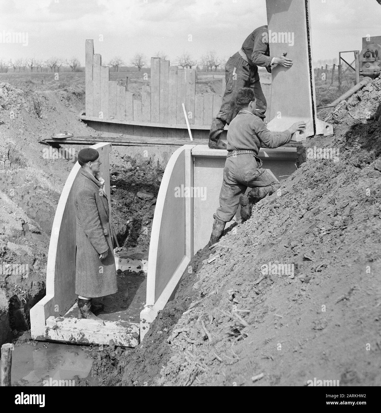 Poldering and Mold, couples, travailleurs Date : avril 1958 lieu : Gueldre, Tiel mots clés : travailleurs, poldering and Mold, couples, couples Spanstuw Banque D'Images