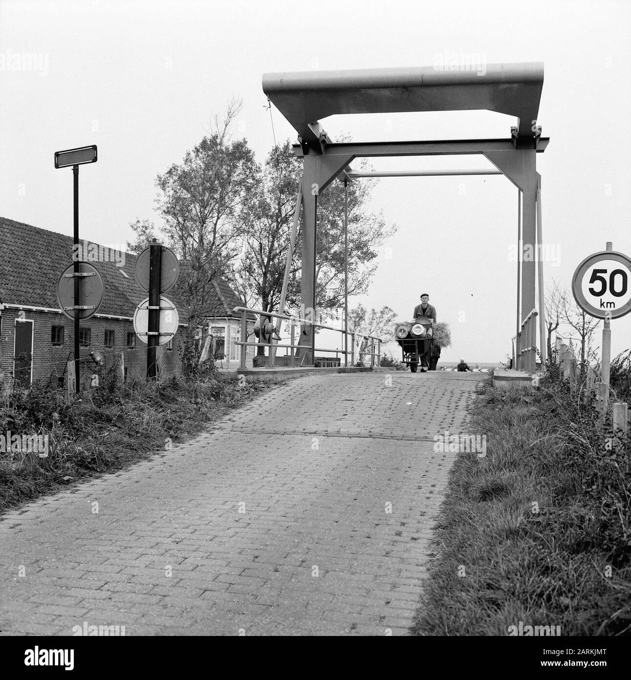 Creuser et améliorer des canaux, des ponts de construction, des terrains d'eau, Broek Date: Non daté lieu: Broek, Noord-Holland, Zuiderwoude mots clés: Ponts de construction , ponts, creuser et améliorer des canaux Nom personnel: Waterland Banque D'Images Creuser et améliorer des canaux, des ponts de construction, des terrains d'eau, Broek Date: Non daté lieu: Broek, Noord-Holland, Zuiderwoude mots clés: Ponts de construction , ponts, creuser et améliorer des canaux Nom personnel: Waterland Banque D'Images