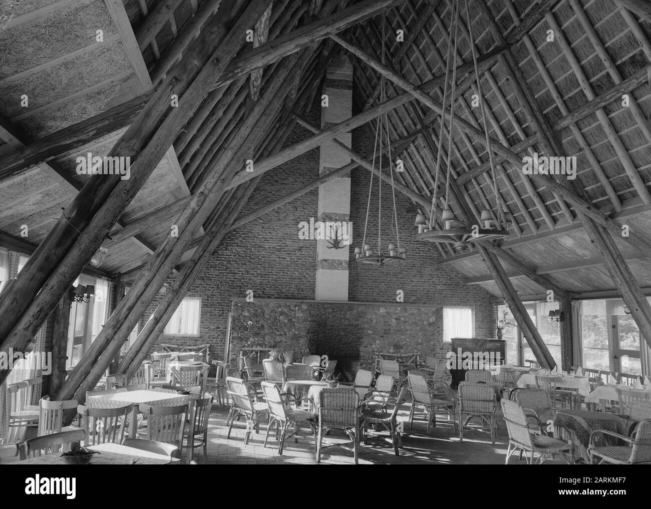 Camping House Beekhuizen. Annotation intérieure: Le bâtiment est maintenant utilisé au club de tennis Beekhuizen. La cheminée est toujours au même endroit (rouge. 2016) Date : 26 octobre 1954 lieu : Beekhuizen, Gueldre, Velp mots clés : intérieur, maisons de camping, centres de loisirs, parcs récréatifs, aéroports, etc Banque D'Images