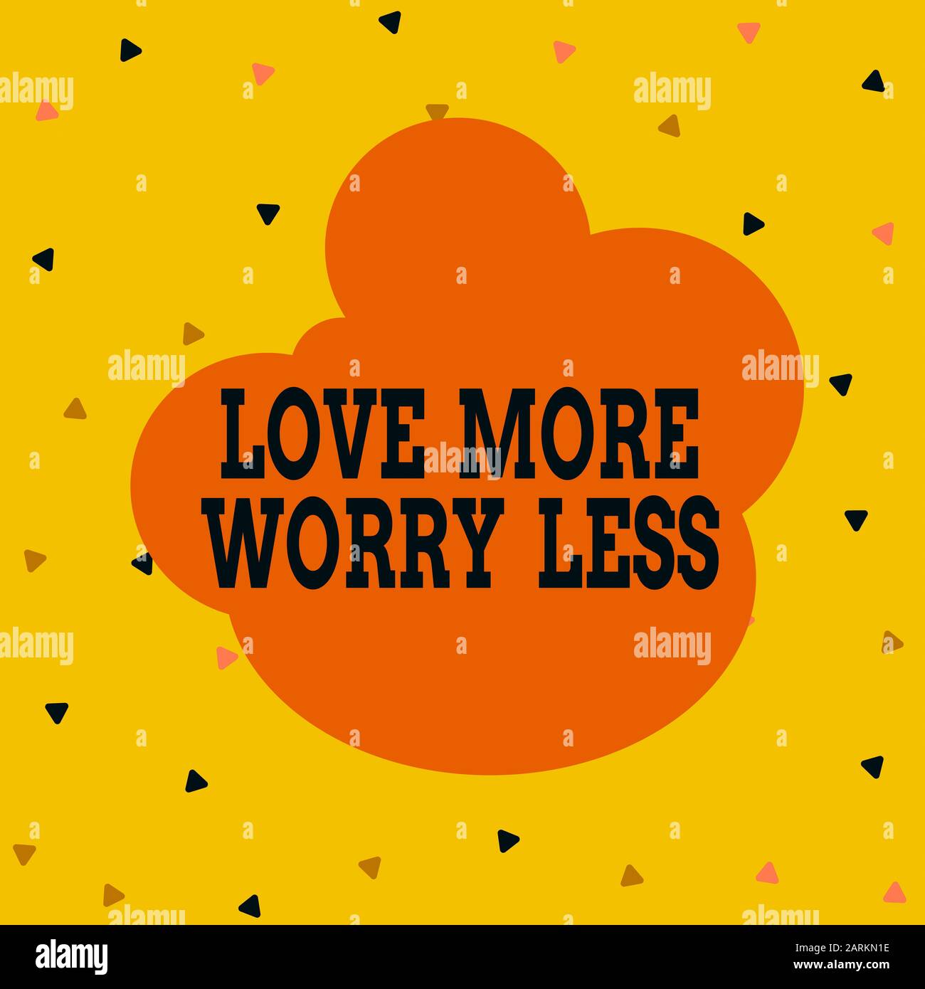 Texte de l'écriture Amour plus inquiéter moins. Photo conceptuelle ont une bonne attitude motivation être aimable profitez en forme de triangle ou de confettis multicolores Banque D'Images