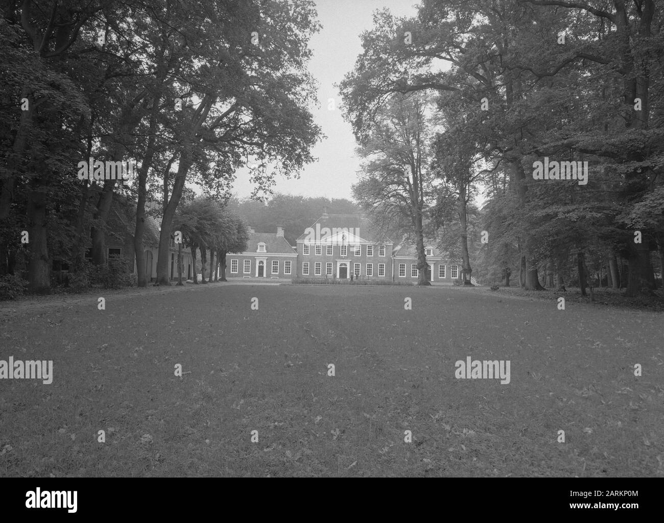 Vu de la route principale Date: Octobre 1958 lieu: Drenthe, Zuidlaren mots clés: Extérieur, mairie Banque D'Images