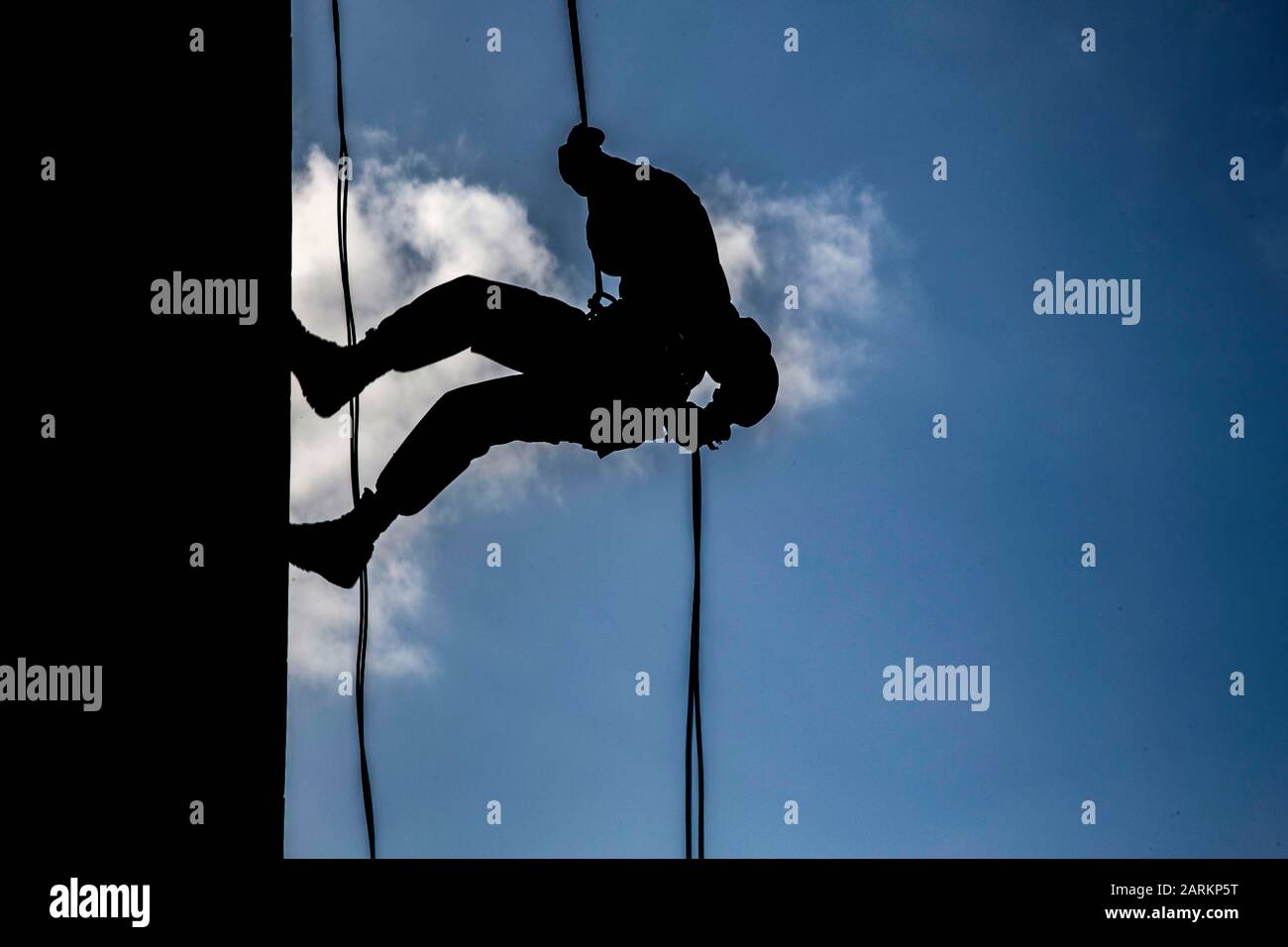 PFC marine des États-Unis. Christian Cosper organise une descente en rappel lors d'un cours de techniques de suspension par corde (HRST) à Camp Hansen, Okinawa, Japon, 8 janvier 2019. Les marines et Les Marins ont mené une formation HRST afin de maintenir leur niveau de préparation au combat et leur létalité. Cosper, administrateur de systèmes de données du 3ème Bataillon de soutien des groupes d'information de la Force expéditionnaire maritime, 3ème corps expéditionnaire maritime, est originaire de Tulsa, Oklahoma. (ÉTATS-UNIS Photo du corps marin par lance Cpl. Ayers Chrétiens) Banque D'Images