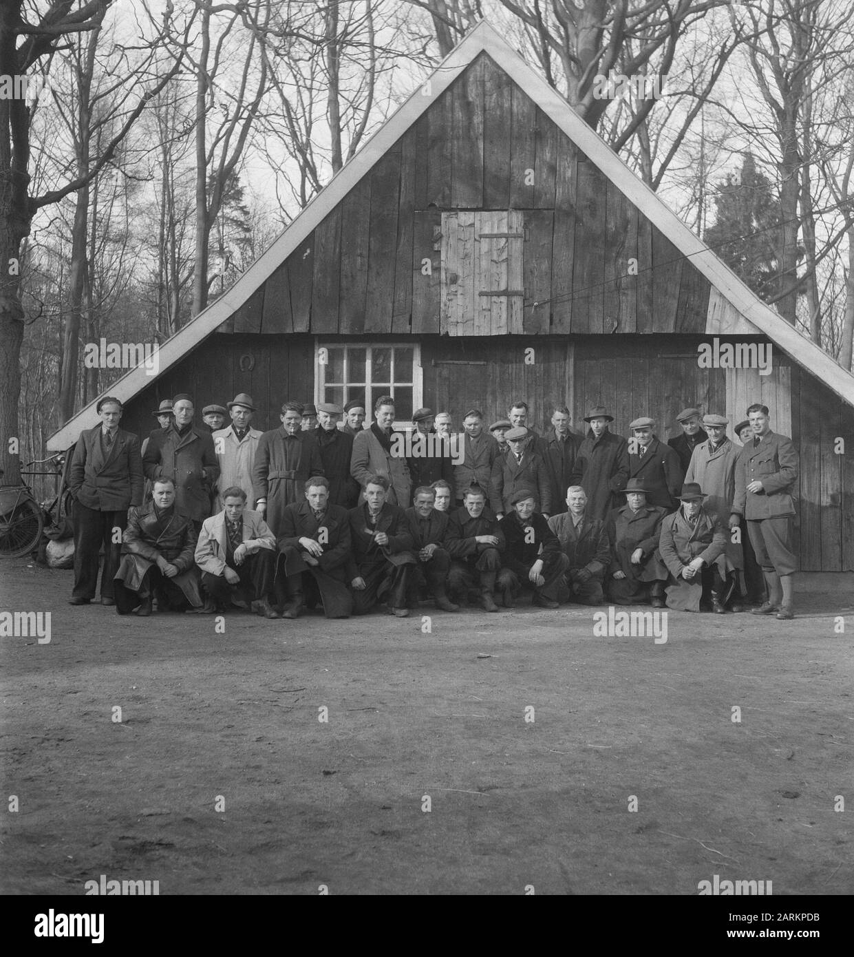 Bâtiments, travailleurs, travail du bois, photos de groupe Date: Non daté mots clés: Travailleurs, bâtiments, photos de groupe, travail du bois Banque D'Images
